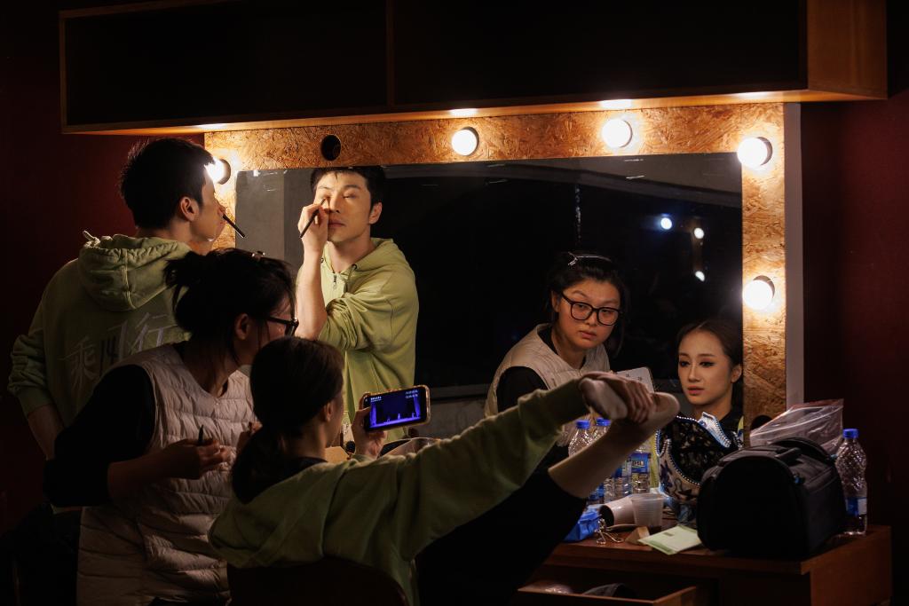 Artistas do Balé Nacional da China preparam-se para a apresentação na Cidade das Artes, do Rio de Janeiro, no Brasil, no dia 9 de outubro de 2025. (Claudia Martini/Xinhua)