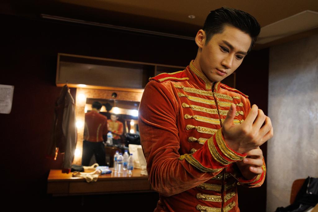 Artista do Balé Nacional da China prepara-se para a apresentação na Cidade das Artes, do Rio de Janeiro, no Brasil, no dia 9 de outubro de 2025. (Claudia Martini/Xinhua)