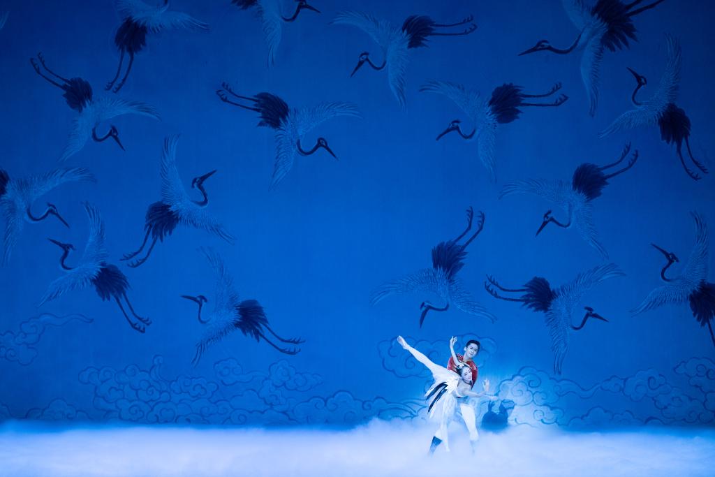 Bailarinos do Balé Nacional da China apresentam-se na produção de balé GuoNian na Cidade das Artes, do Rio de Janeiro, no Brasil, no dia 9 de outubro de 2025. (Xinhua/Wang Tiancong)