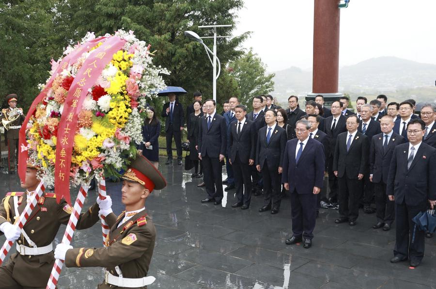 O primeiro-ministro chinês, Li Qiang, também membro do Comitê Permanente do Birô Político do Comitê Central do Partido Comunista da China, presta homenagem aos mártires do Exército dos Voluntários do Povo Chinês (VPC) em um cemitério em Anju, na República Popular Democrática da Coreia (RPDC), em 10 de outubro de 2025. (Xinhua/Ding Haitao)