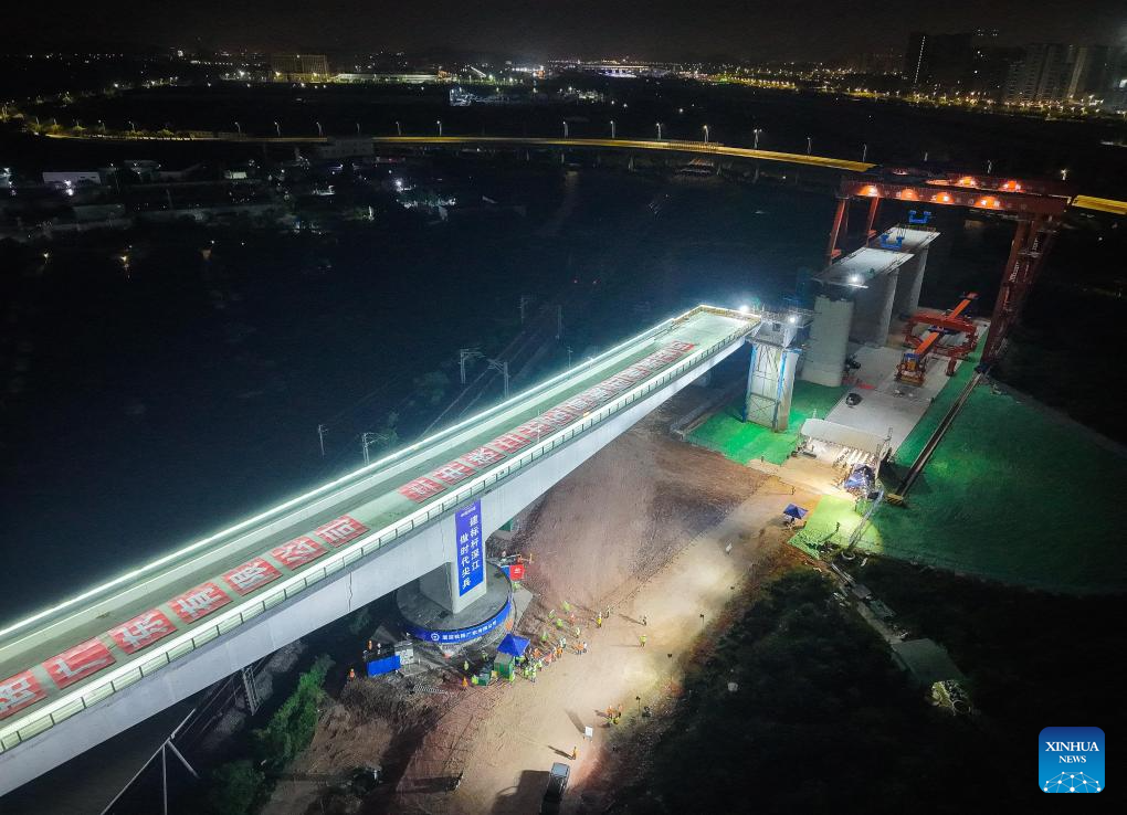 Ponte giratória de 11.216 toneladas é rotacionada com sucesso para a posição projetada em Guangdong