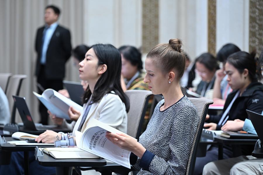 China registra progresso contínuo do "poder feminino" na força de trabalho