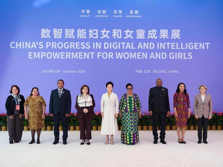 (Multimídia) Peng Liyuan visita exposição sobre empoderamento digital e inteligente para mulheres e meninas