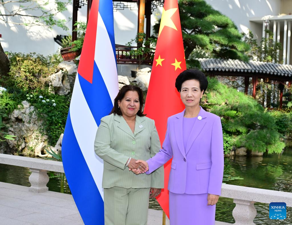 Conselheira de Estado chinesa reúne-se com convidadas estrangeiras