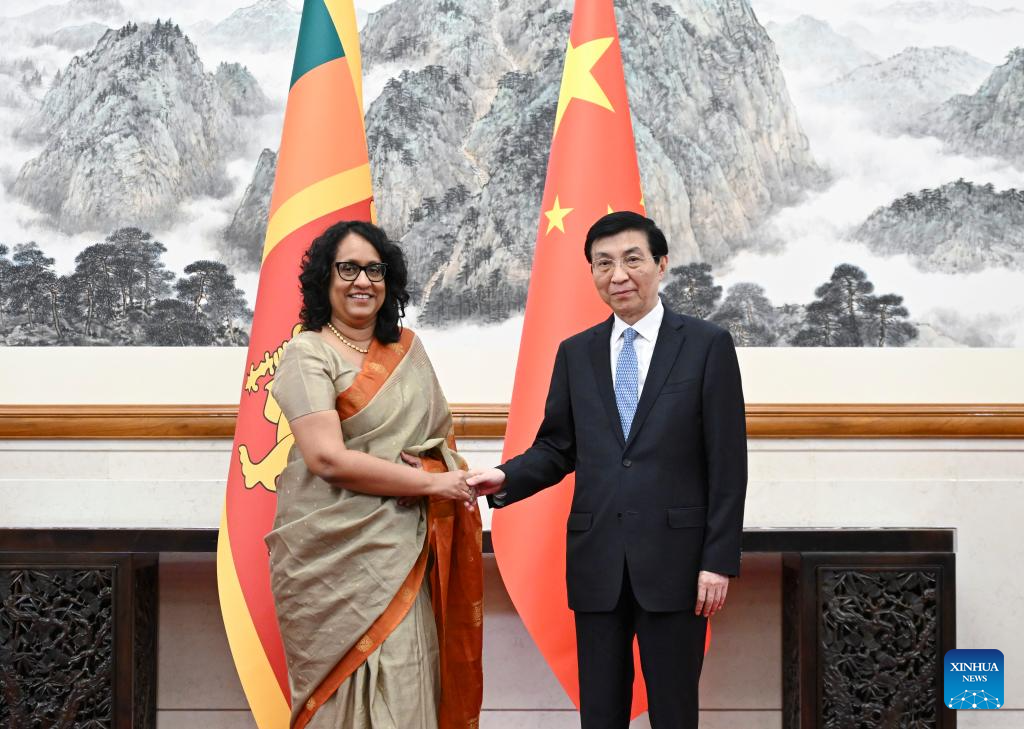 Mais alto conselheiro político da China reúne-se com primeira-ministra do Sri Lanka