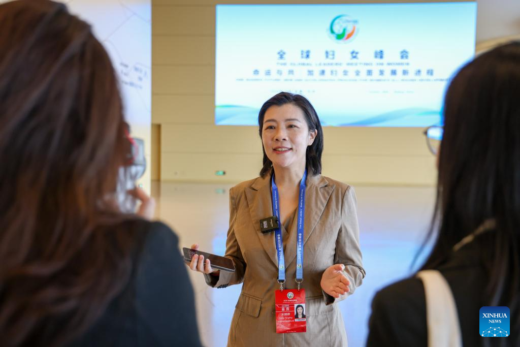 Participantes concedem entrevista na Reunião de Líderes Globais sobre Mulheres em Beijing