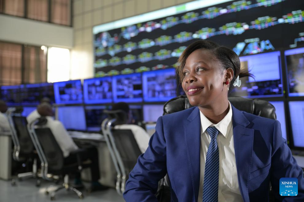 Destaque: Ao longo de uma ferrovia construída pela China, despachante queniana conduz mudança nos trilhos