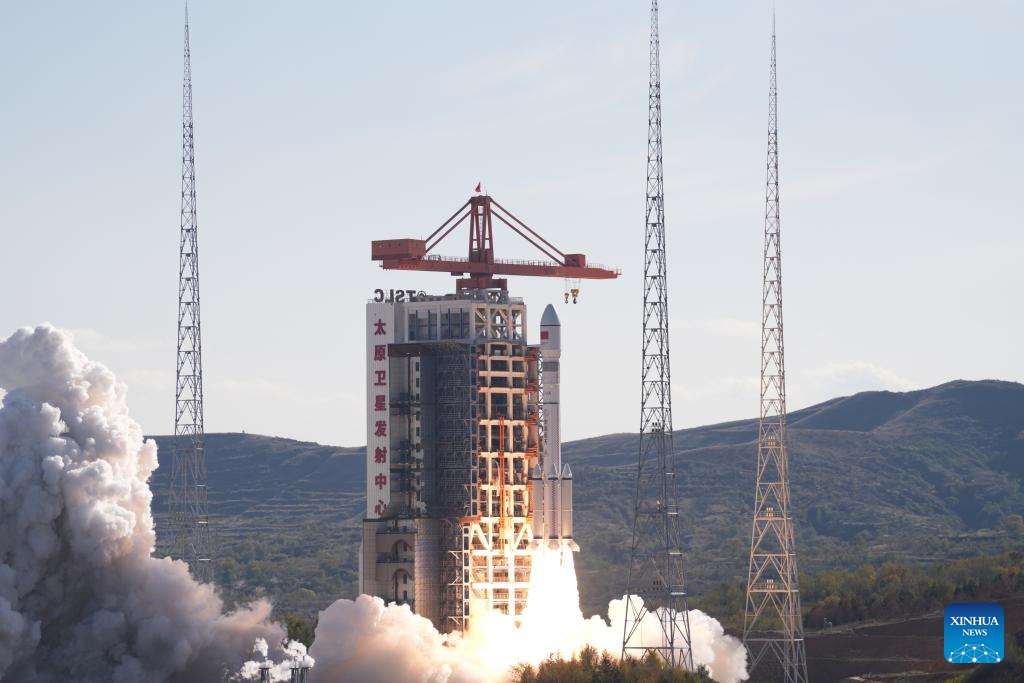 China lança com sucesso novo grupo de satélites