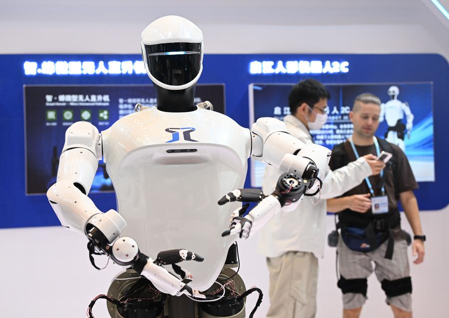 (Multimídia) Observatório Econômico: Robôs roubam a cena na Feira de Cantão, que destaca inovação e tecnologia inteligente