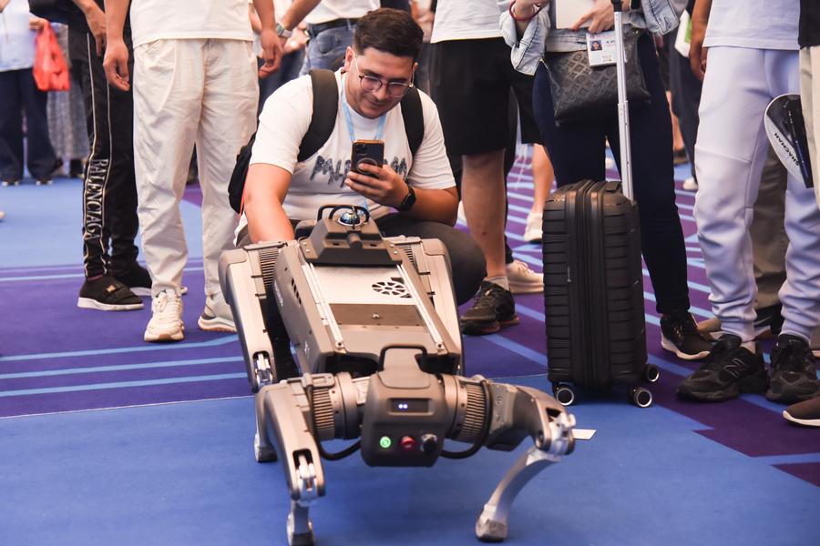 Visitante tira fotos de um cão robô durante a 138ª edição da Feira de Importação e Exportação da China, também conhecida como Feira de Cantão, em Guangzhou, Província de Guangdong, no sul da China, em 16 de outubro de 2025. (Xinhua/Hong Zehua)