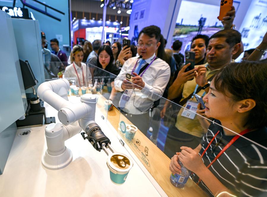 Expositor apresenta um barista robótico comercial na Zona de Robôs de Serviço durante a 138ª edição da Feira de Importação e Exportação da China (Feira de Cantão) em Guangzhou, Província de Guangdong, no sul da China, em 15 de outubro de 2025. (Xinhua/Xiao Ennan)