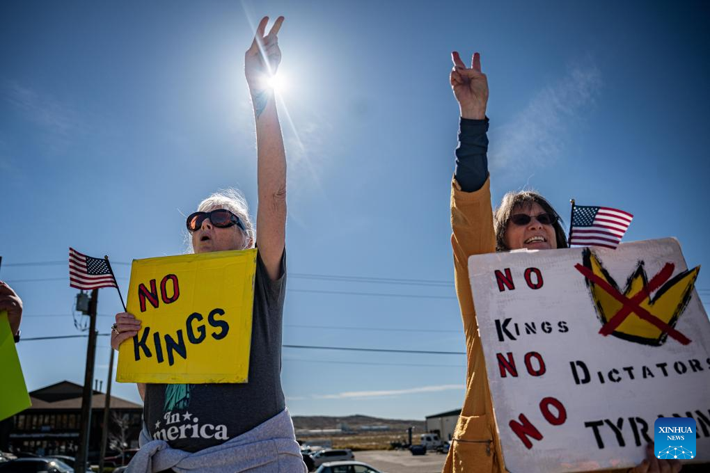 Milhões de pessoas participam de protestos "No Kings" nos EUA em meio à paralisação prolongada do governo