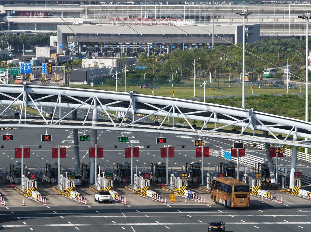 Foto aérea tirada em 19 de outubro mostra veículos entrando no porto de Zhuhai da Ponte Hong Kong-Zhuhai-Macau. (Xinhua/Denghua)