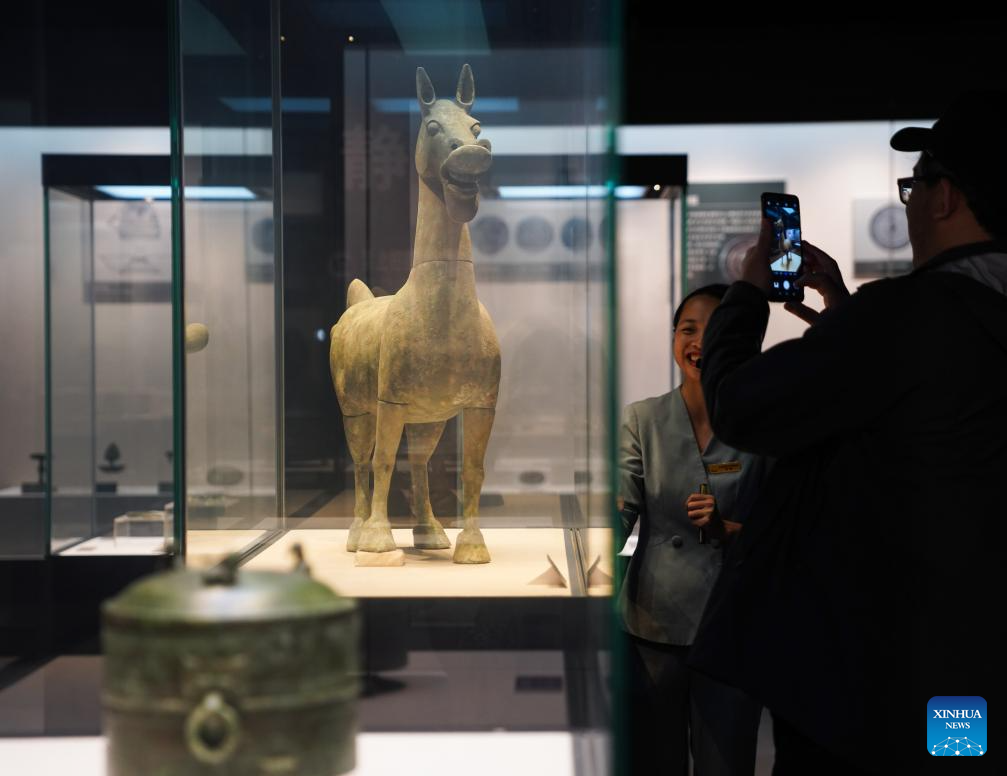 Turistas visitam Museu da Cultura Han no Distrito de Hepu, em Guangxi, sul da China