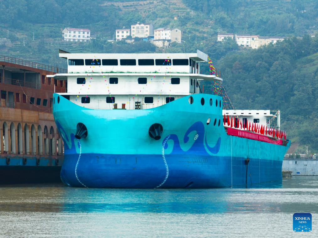 Maior cargueiro a granel totalmente elétrico da China é lançado no centro do país