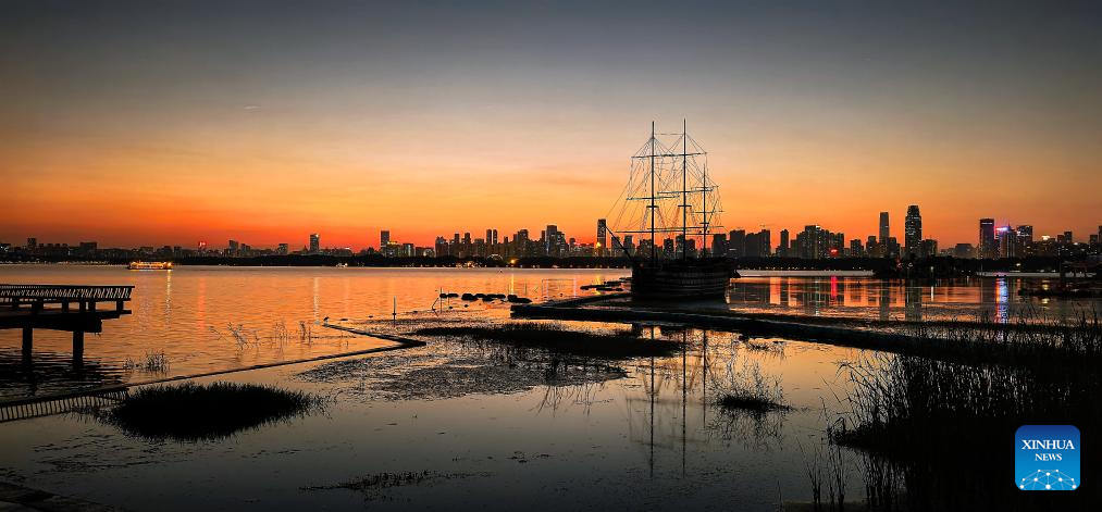 Imagens mostram as belezas do Lago Donghu ao entardecer em Wuhan