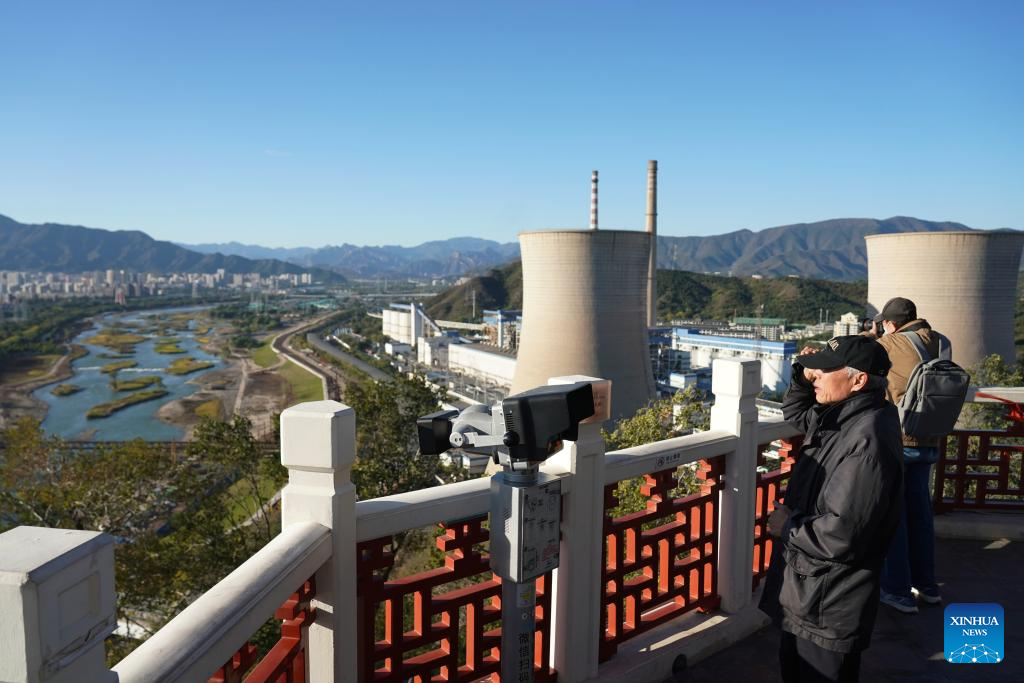 Moradores aproveitam tempo livre e passeiam pelas margens do Rio Yongding em Beijing