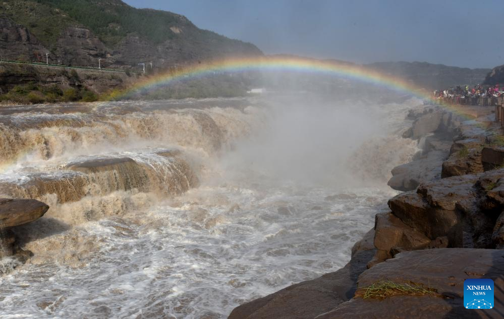 Arco-íris paira sobre Cachoeira Hukou, em Shanxi