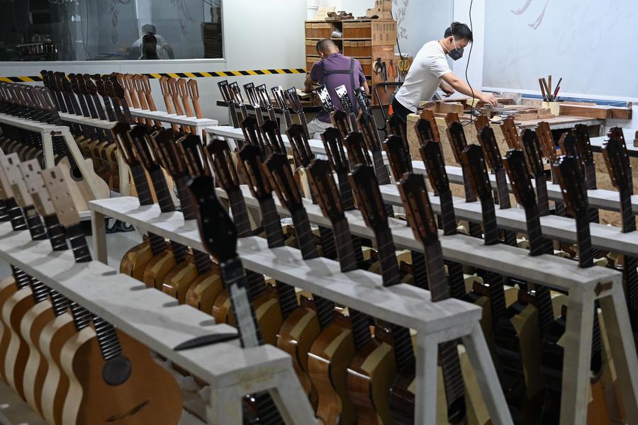 (Multimídia) Observatório Econômico: China fortalece sua posição na indústria de instrumentos musicais