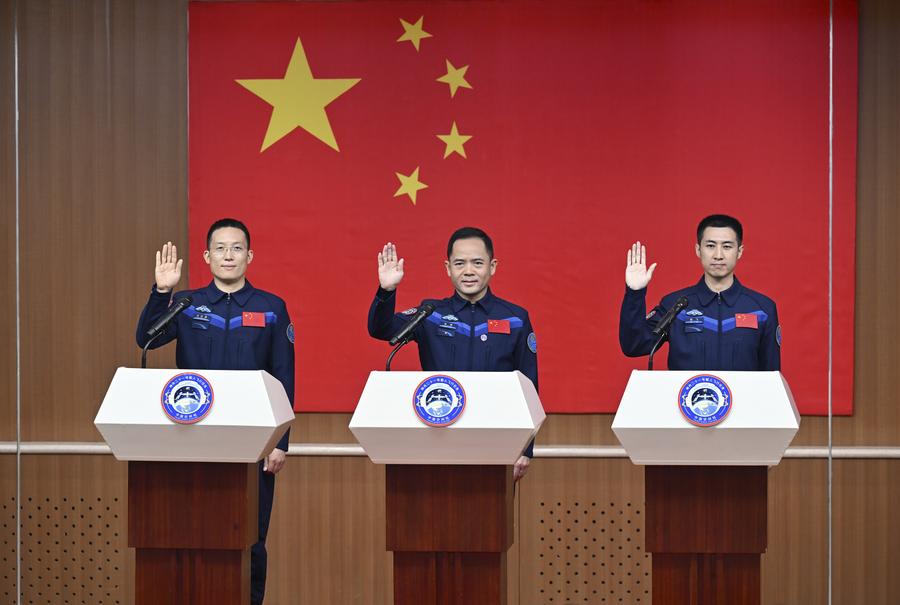 Os astronautas chineses Zhang Lu (C), Wu Fei (D) e Zhang Hongzhang, da missão vindoura de voo espacial Shenzhou-21, reúnem-se com a imprensa no Centro de Lançamento de Satélites de Jiuquan, no noroeste da China, em 30 de outubro de 2025. (Xinhua/Li Zhipeng)