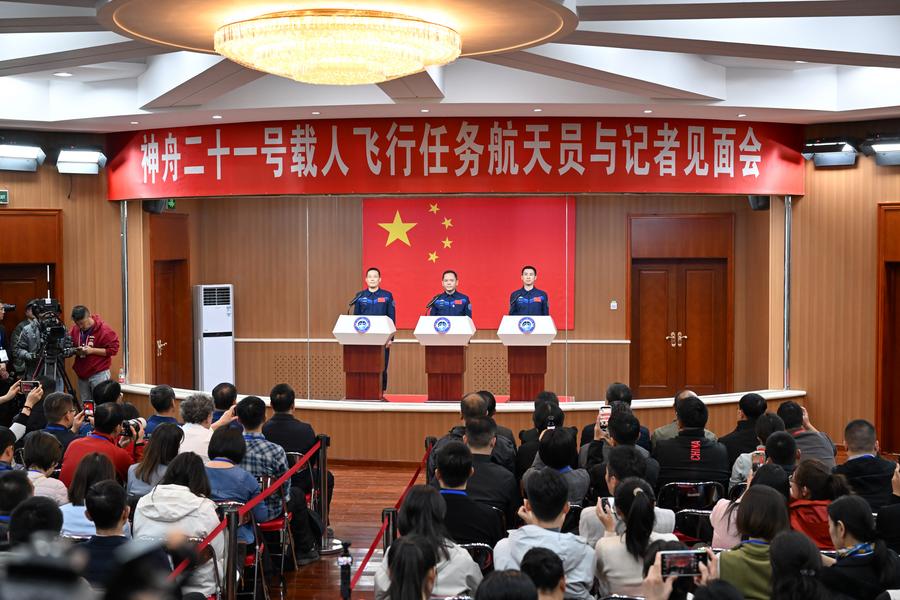 (Multimídia) China revela tripulação da Shenzhou-21 para missão na estação espacial