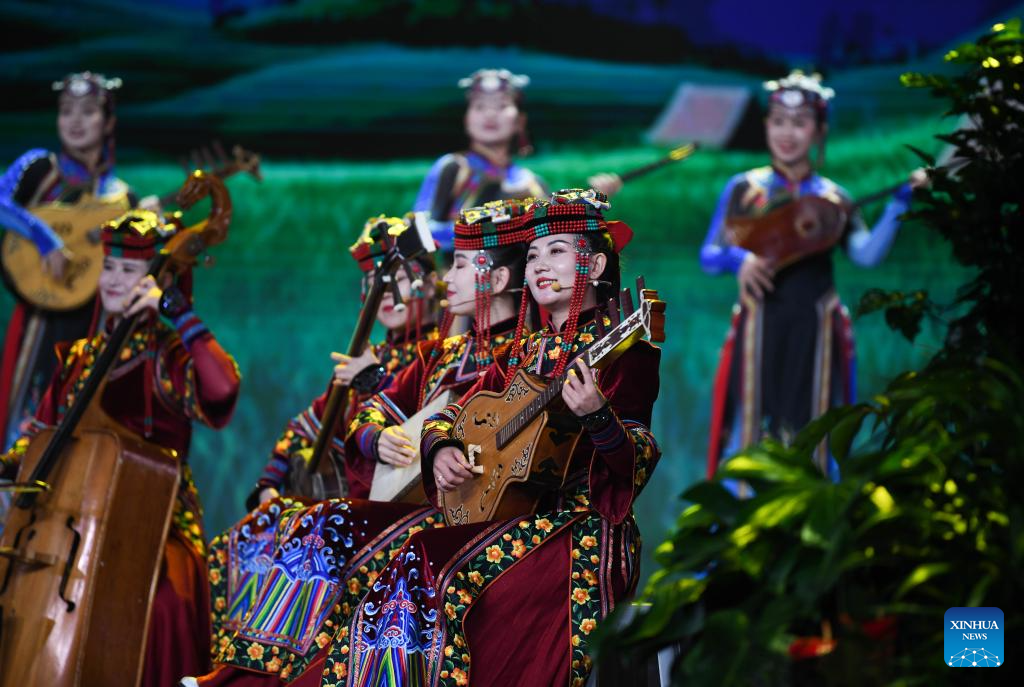 Artistas realizam apresentação sobre etiqueta social e civilidade em áreas rurais em Yan'an, na Província de Shaanxi