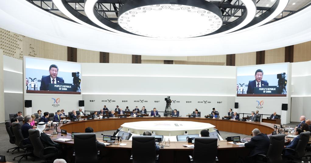 O presidente chinês, Xi Jinping, participa da primeira sessão da 32ª Reunião de Líderes Econômicos da APEC e faz um discurso intitulado "Construindo uma Economia Inclusiva e Aberta da Ásia-Pacífico para Todos" em Gyeongju, República da Coreia, em 31 de outubro de 2025. (Xinhua/Huang Jingwen)