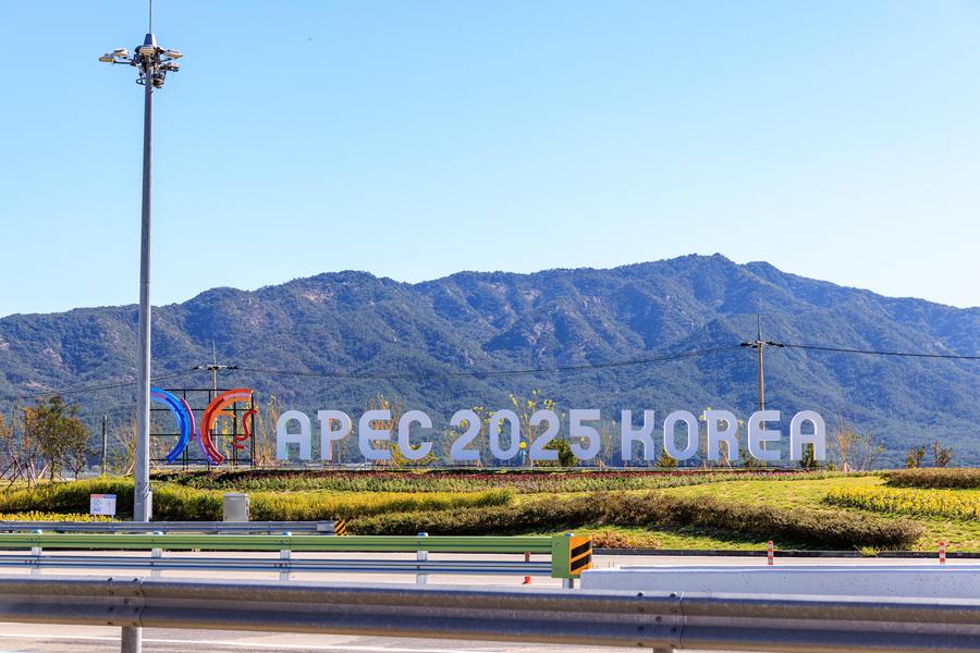 Foto de 28 de outubro de 2025 mostra uma instalação publicitária da 32ª Reunião de Líderes Econômicos da APEC em Gyeongju, República da Coreia. A primeira sessão da 32ª Reunião de Líderes Econômicos da APEC foi realizada em Gyeongju na sexta-feira. (Foto de Park Jintaek/Xinhua)