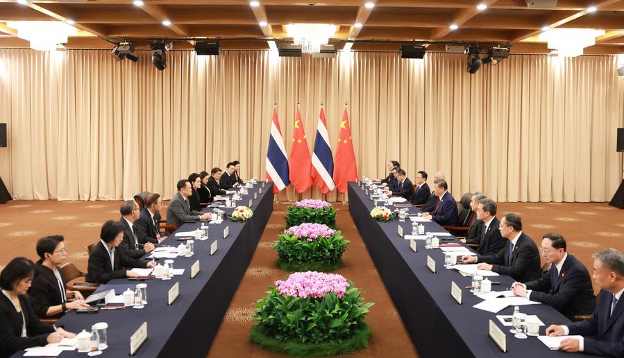 O presidente chinês, Xi Jinping, reúne-se com o primeiro-ministro tailandês, Anutin Charnvirakul, à margem da 32ª Reunião de Líderes Econômicos da APEC em Gyeongju, República da Coreia, em 31 de outubro de 2025.(Xinhua/Ding Lin)