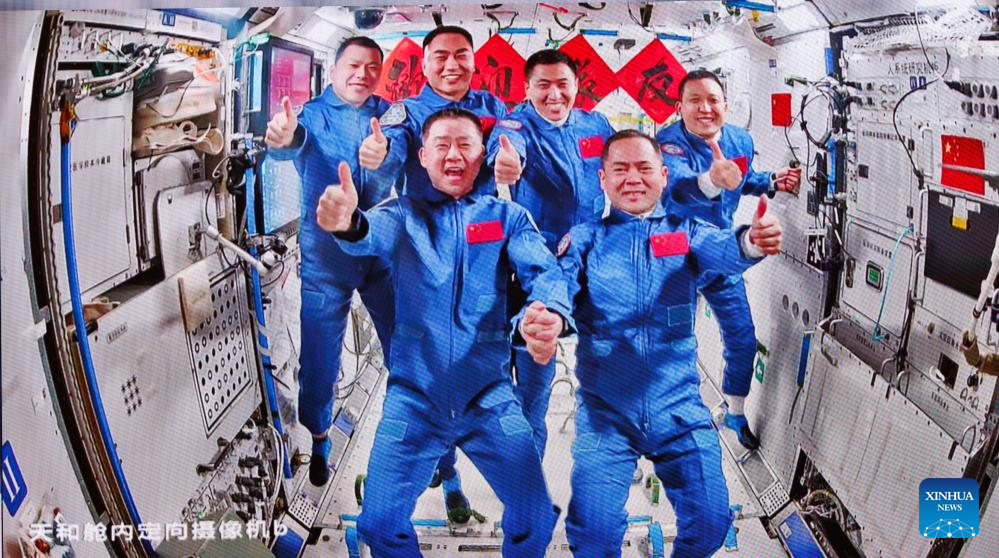 Astronautas da Shenzhou-21 entram na estação espacial