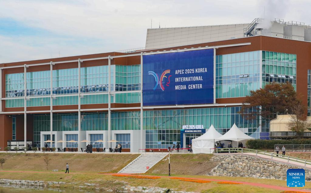 Jornalistas trabalham no centro de mídia da Reunião de Líderes Econômicos da APEC na Coreia do Sul