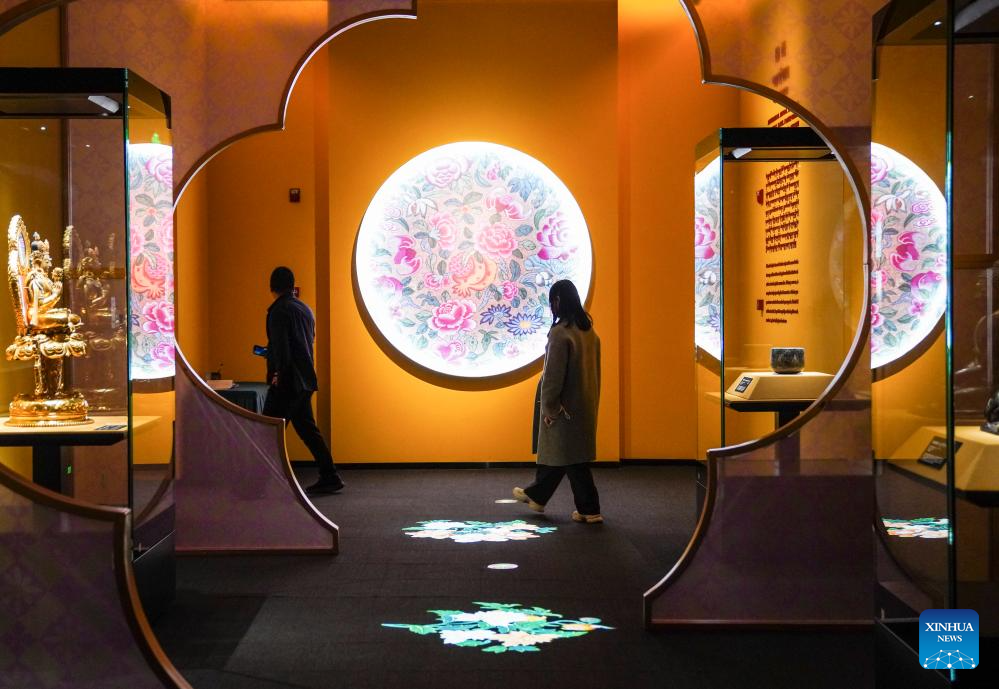 Exposição conjunta de relíquias culturais em Lhasa celebra o 60º aniversário da fundação da Região Autônoma de Xizang