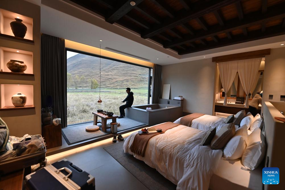 Prefeitura Autônoma Tibetana de Ganzi no sudoeste da China encanta por suas paisagens naturais