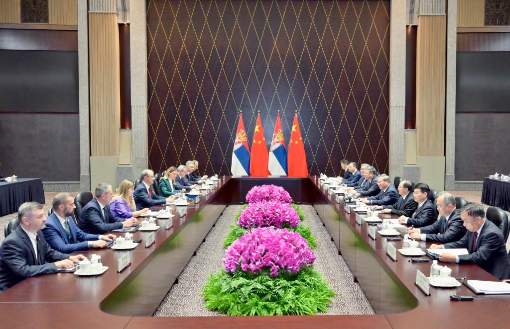 Premiê chinês reúne-se com homólogo sérvio