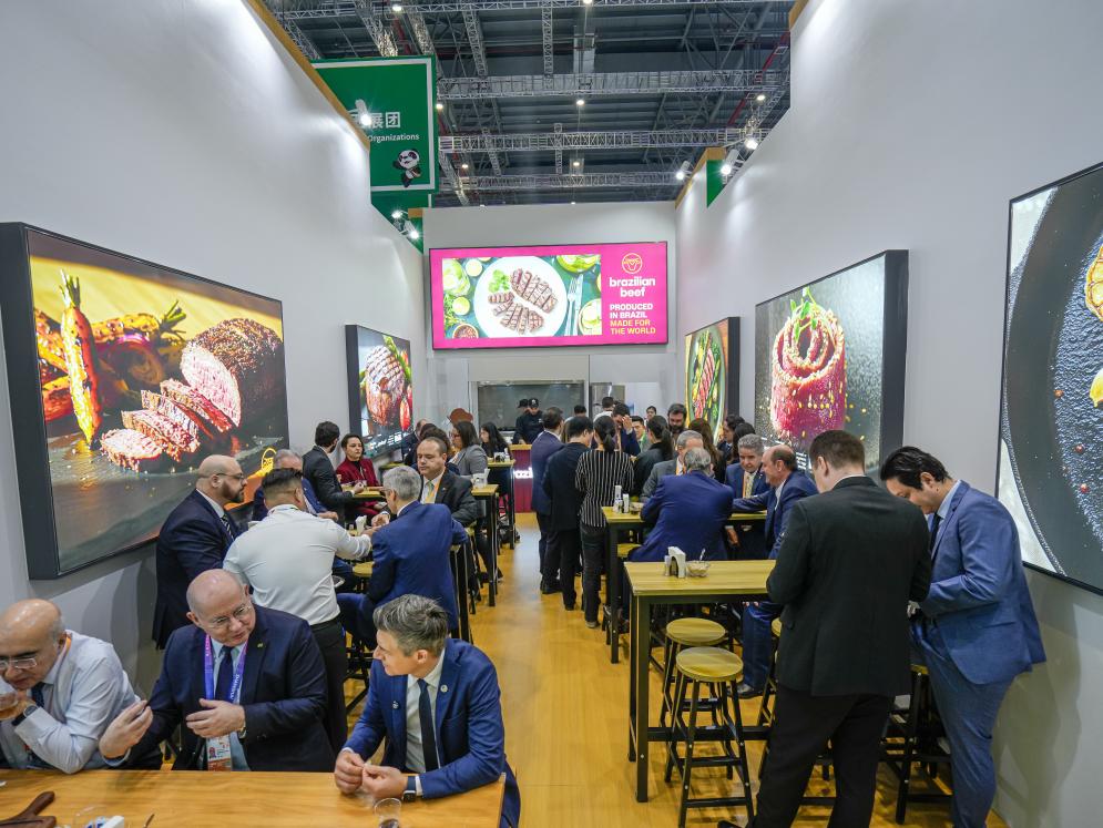 Foto tirada em 6 de novembro de 2025 mostra o estande da Associação Brasileira das Indústrias Exportadoras de Carnes (ABIEC) na 8ª Exposição Internacional de Importação da China (CIIE), em Shanghai, no leste da China. (Foto oferecida pela ABIEC)