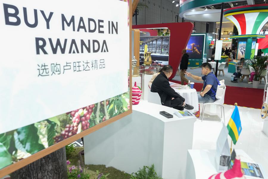 Pessoas comunicam-se entre si no pavilhão de Ruanda durante a 8ª Exposição Internacional de Importação da China (CIIE), em Shanghai, leste da China, em 7 de novembro de 2025. (Xinhua/Ren Pengfei)