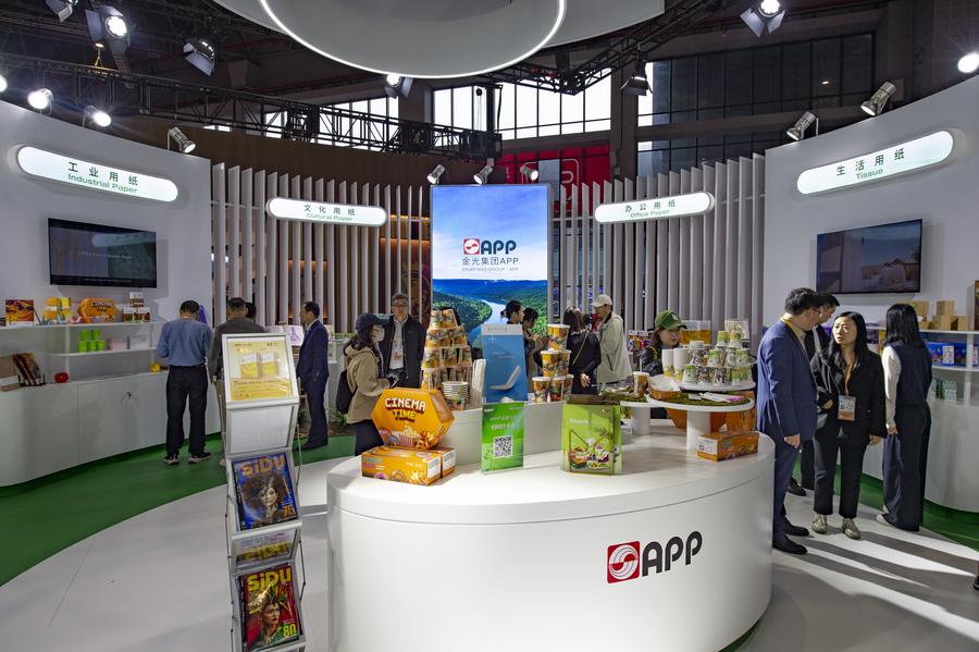 Pessoas visitam o estande do conglomerado indonésio Sinar Mas na área de exposição de bens de consumo da 8ª Exposição Internacional de Importação da China (CIIE), em Shanghai, leste da China, em 7 de novembro de 2025. (Xinhua/Ding He)