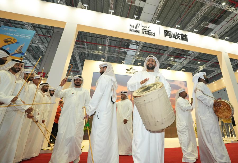 Pessoas dão performance no pavilhão dos Emirados Árabes Unidos durante a 8ª Exposição Internacional de Importação da China (CIIE), em Shanghai, leste da China, em 7 de novembro de 2025. (Xinhua/Ren Pengfei)