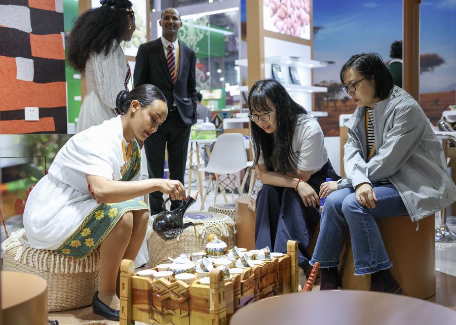 Os visitantes provam café no pavilhão da Etiópia durante a oitava Exposição Internacional de Importação da China (CIIE) no leste da China, Shanghai, em 7 de novembro de 2025. (Xinhua/Meng Chenguang)