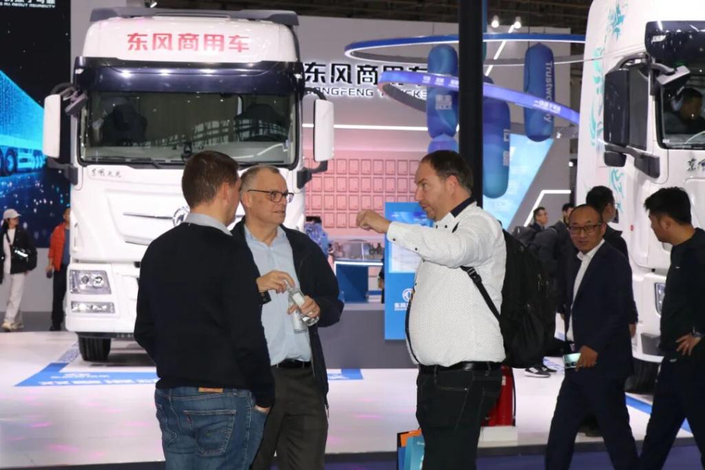 Participantes estrangeiros conversam em frente a um estande no Centro Internacional de Exposição de Wuhan, Província de Hubei, centro da China. (Xinhua/Gong Liankang)