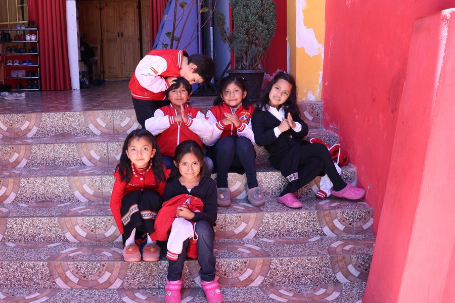 Destaque: Recuperando suas culturas -- estudantes bolivianos aprendem com a China