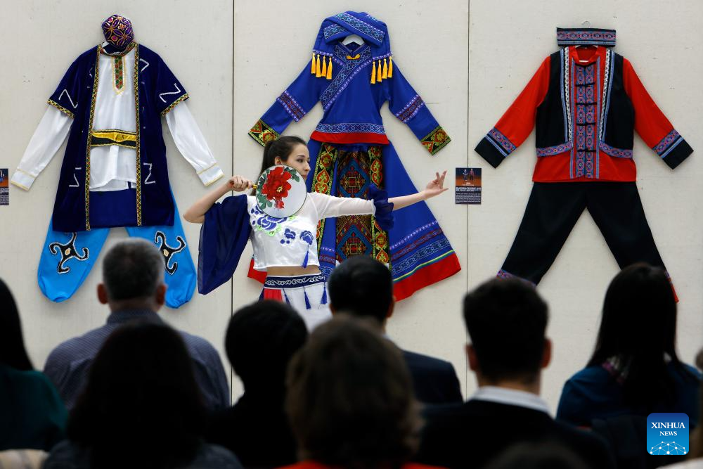 Trajes étnicos chineses estão em exposição na Romênia