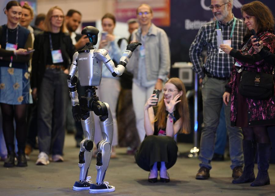 Um robô da Unitree Robotics interage com os visitantes da Web Summit em Lisboa, Portugal, em 12 de novembro de 2025. (Xinhua)
