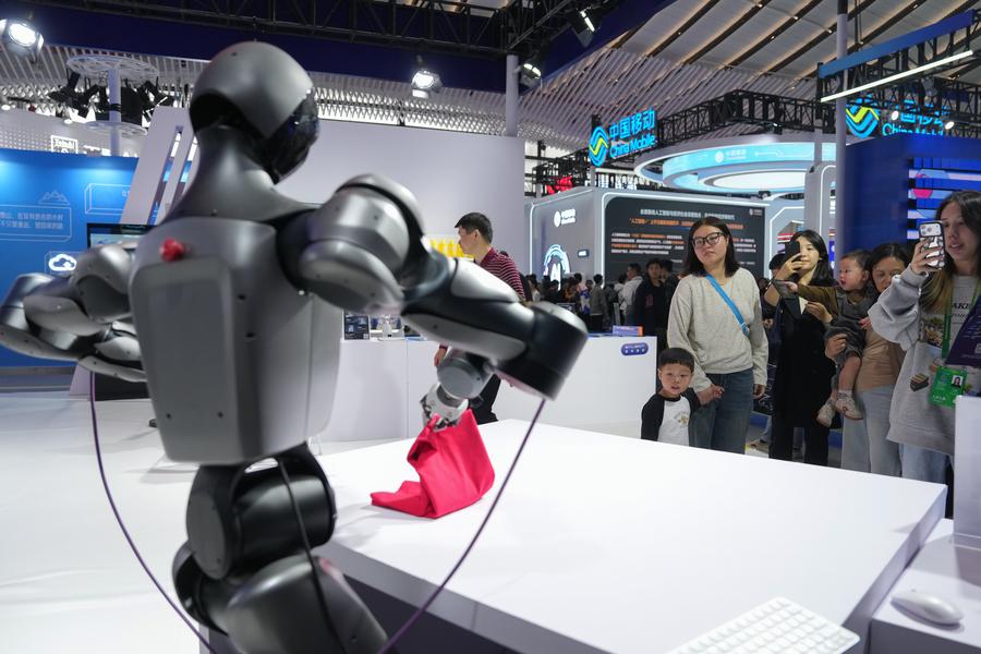 Um robô humanoide demonstra sua habilidade de dobrar um pano na Conferência Mundial da Internet 2025 em Wuzhen, Província de Zhejiang, leste da China, em 6 de novembro de 2025. (Xinhua/Huang Zongzhi)