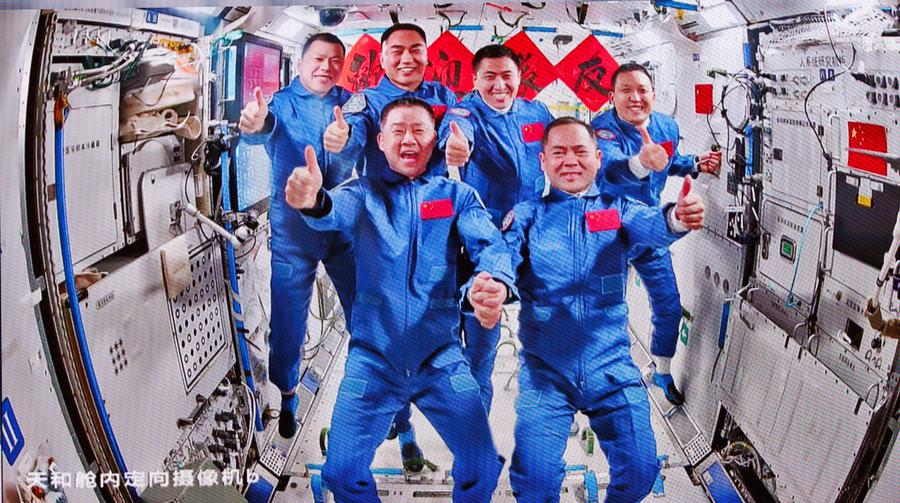 (Multimídia) Nave espacial chinesa Shenzhou-21 se desacopla da combinação da estação espacial
