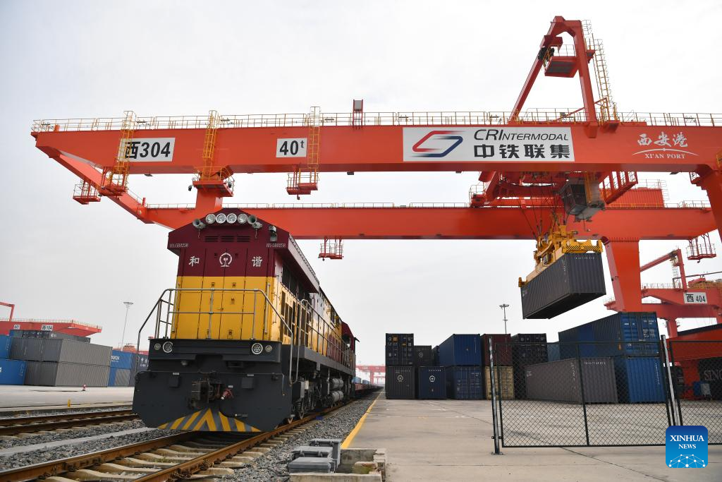 Trem de carga China-Europa impulsiona transformação de Xi'an em moderno centro internacional de comércio e logística