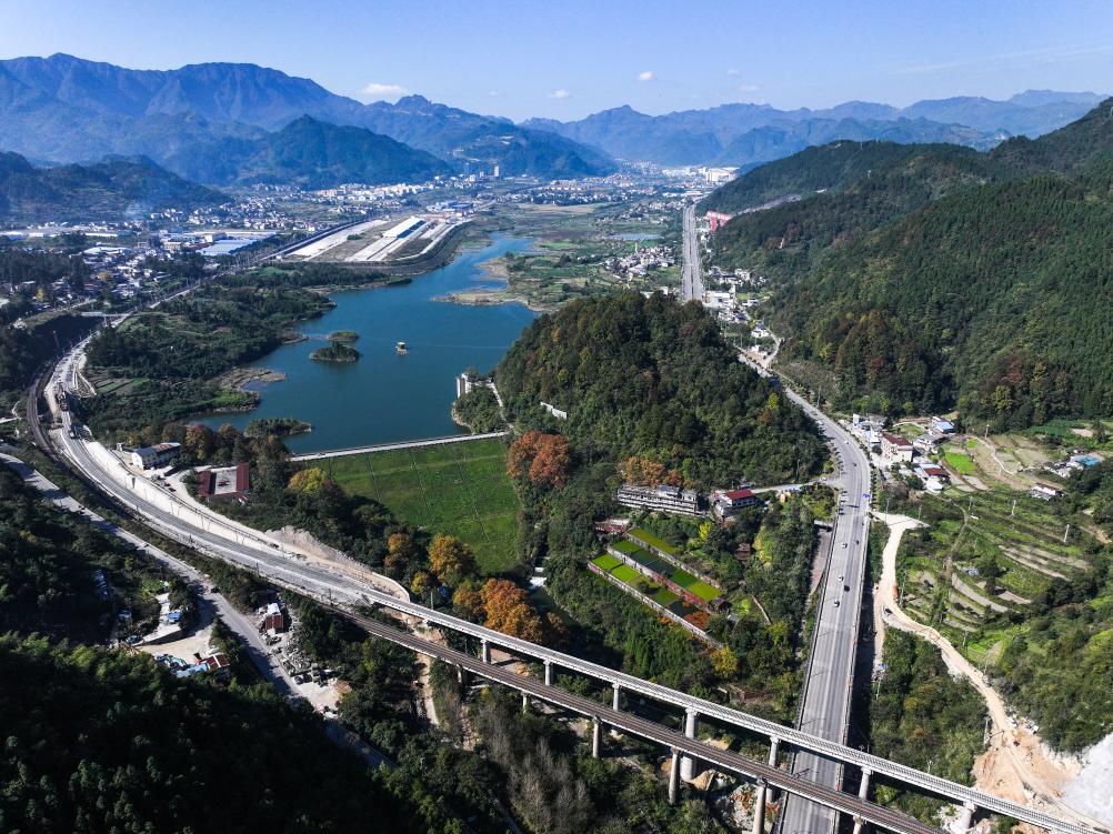 Concluído assentamento de trilhos do projeto de extensão da Ferrovia Weng'an-Machangping em Guizhou, no sudoeste da China