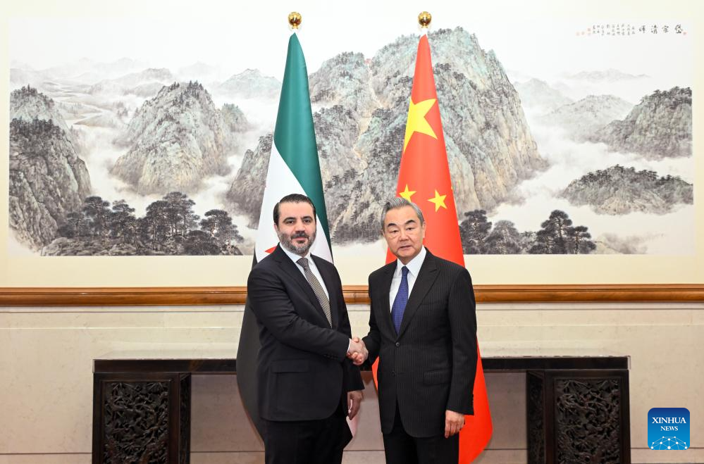 Chanceler chinês mantém conversações com seu homólogo sírio