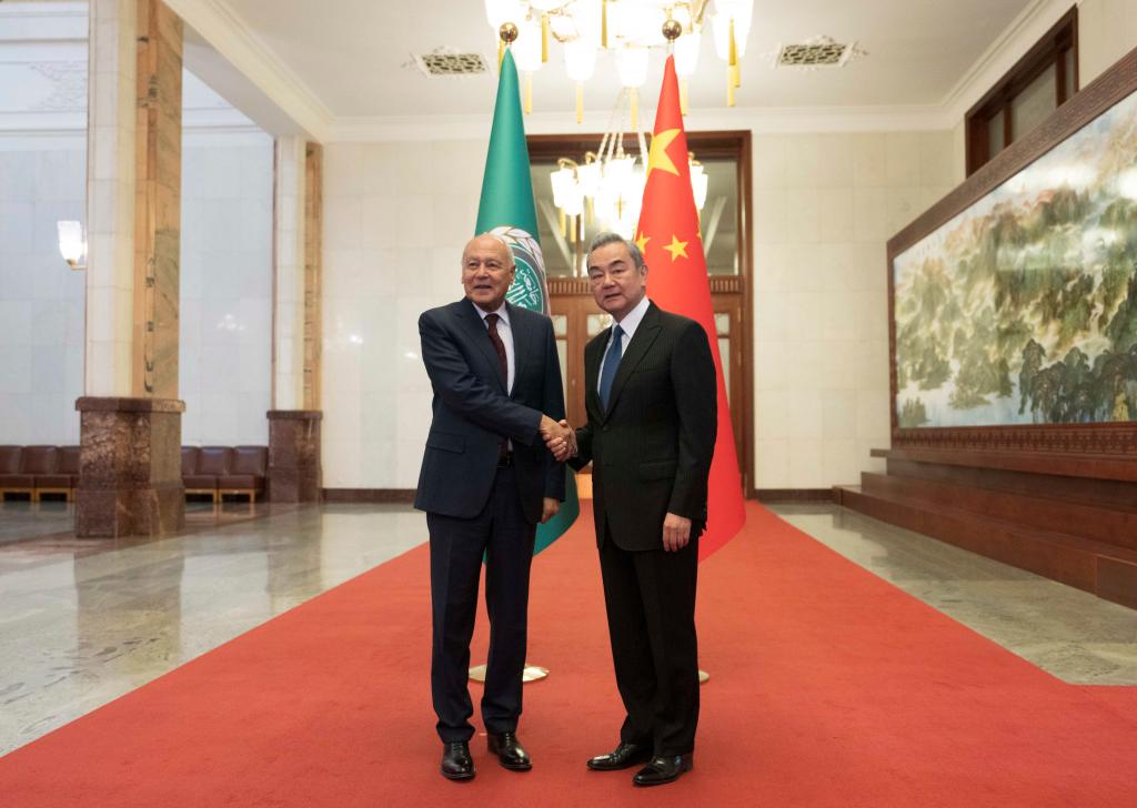 Chanceler chinês se reúne com chefe da Liga dos Estados Árabes