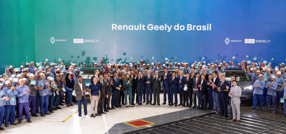 Foto mostra cerimônia de lançamento da cooperação estratégica entre Geely e Renault, após a criação da Renault Geely do Brasil, no Complexo Ayrton Senna, no Brasil, em 18 de novembro (horário local) (Foto fornecida pela Geely Holding)